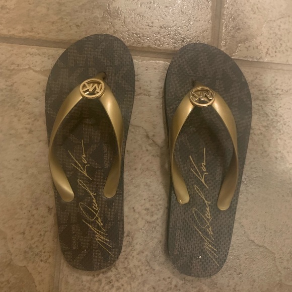 New Women’s Michael Kors Flip Flops Size 8 Medium - Picture 2 of 4